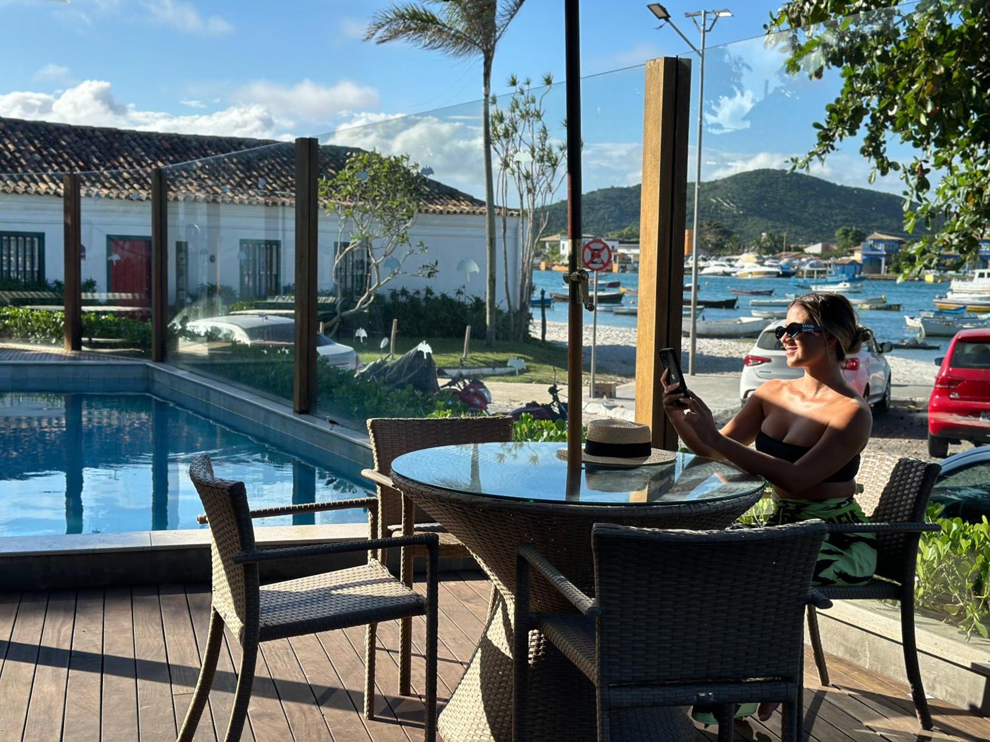 קאבו פריו Passagem Concept Hotel E Spa מראה חיצוני תמונה A woman using a mobile phone in a hotel in Brazil